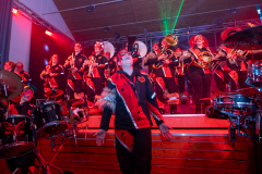Sabrina Puhrer (Musikalische Leiterin / 2. Vorstand) und ihre Langhoorguggis beim ersten AuftrittHäsvorstellung der Langhoorguggis Dachtel e.V., 30 Jahre Fuchsenfasnet, Guggenmusik, Häs, Fasnet27.01.2024Foto: Eibner/Schmidt