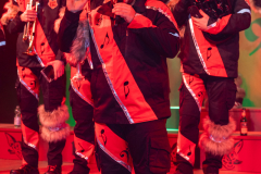 Remig Eipper (1. Vorstand) stellt das neue Häs vorHäsvorstellung der Langhoorguggis Dachtel e.V., 30 Jahre Fuchsenfasnet, Guggenmusik, Häs, Fasnet27.01.2024Foto: Eibner/Schmidt