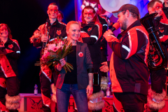Remig Eipper (1. Vorstand) bedankt sich bei bei der Schneiderin Doro HöhleHäsvorstellung der Langhoorguggis Dachtel e.V., 30 Jahre Fuchsenfasnet, Guggenmusik, Häs, Fasnet27.01.2024Foto: Eibner/Schmidt